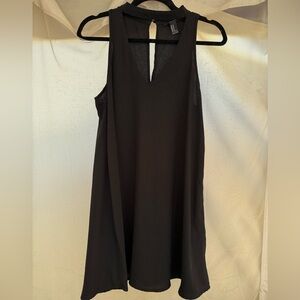Deep V cutout with chocker neckline. Flowy mini dress.
Size M